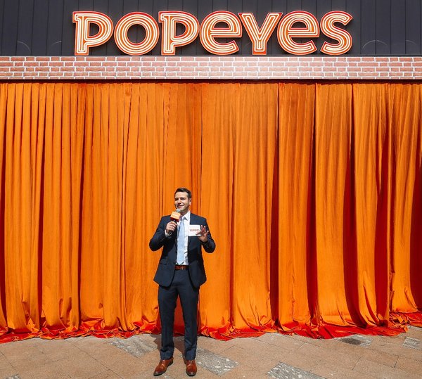 Popeyes中国首席执行官Raphael Coelho在中国大陆首家旗舰店开业仪式上致辞