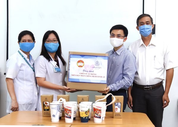 Minh long to gift 3,000 healthy porcelain tumblers to medical staff, doctors and first responders fighting COVID-19. Photo by Trung Dung