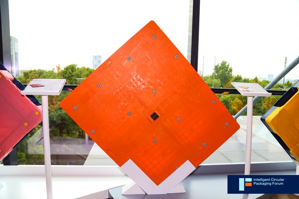 搭载RFID的乐橘智能共享托盘在现场展出
