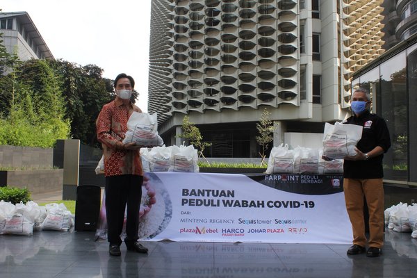 Widijanto, COO of FARPOINT symbolically handover of 2,000 basic food packages to Hendro Utomo, Founder of FOI.