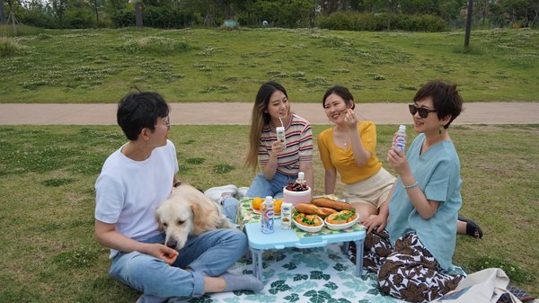 Customers in Korea enjoy Vinamilk soymilk and milk tea