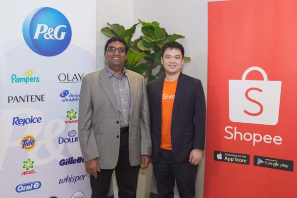 Shankar Viswanathan, Vice-President, P&G Malaysia, Singapore, Vietnam and E-Commerce, P&G Asia Pacific, Middle East & Africa (left), and Chris Feng, CEO, Shopee (right), at the official Joint Business Plan signing [Photo taken before circuit breaker]