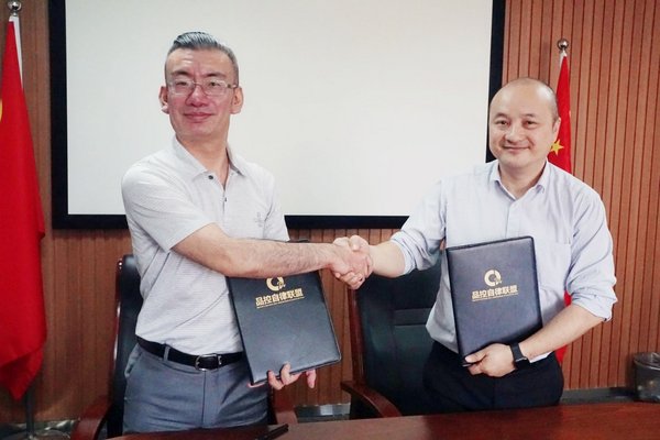 SGS消费电子产品服务部总监赵晖先生(右)与中国通信工业协会副会长、执行秘书长，品控自律联盟秘书长李杨先生(左)签署协议