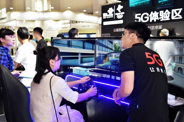 2019年10月20日，在浙江乌镇举办的第六届世界互联网大会上，一位观众正在中国联通5G体验区进行互动体验