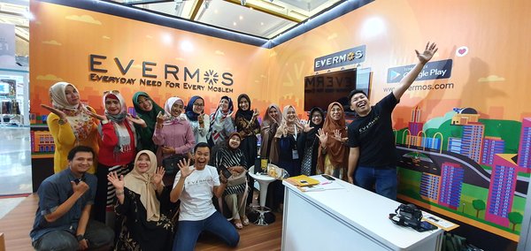 Mona Apriana (fifth from right), a housewife and one of the reseller at Evermos.