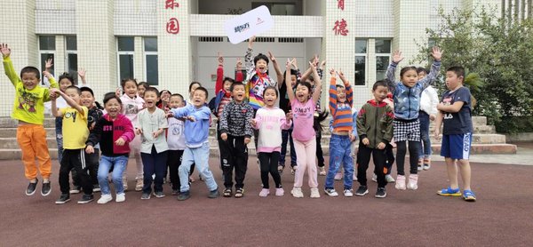 新东方迎接40名藏区孩子和老师到新东方参观学习