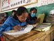 青海一所学校的学生正在阅读新东方捐赠的书籍