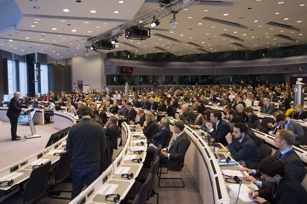 欧盟委员会副主席弗兰斯·蒂默曼斯（Frans Timmermans）在欧盟委员会与欧洲经济和社会委员会（EESC）于 2018 年 2 月 20 日举办的循环经济利益相关方会议上发表演讲© European Union
