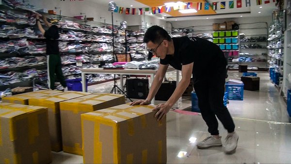 杭州一家跨境电商公司工作人员正在仓库内打包发货，这些包裹将送到泰国曼谷的客户手中。