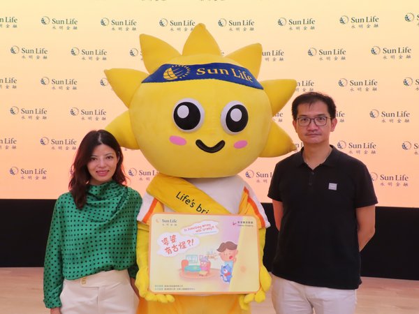 With the launch of Is Something Wrong with Granny?!, a children’s picture book, Diabetes Hongkong and Sun Life Hong Kong aspire to promote diabetes prevention and healthy lifestyle in Hong Kong. (Left: Haymans Fung, Chief Marketing and Digital Officer of Sun Life Hong Kong Limited; Right: Dr. Woo Yu-Cho, President of Diabetes Hongkong)