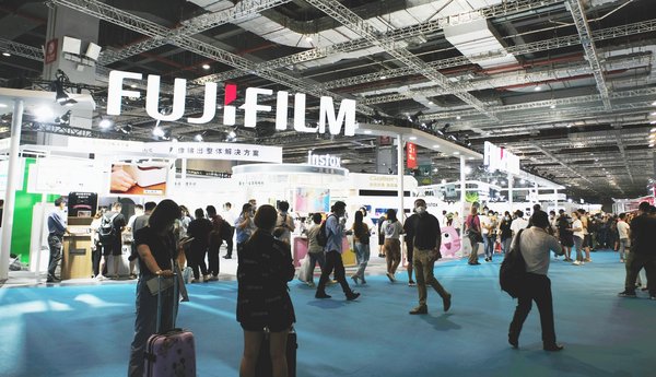 P&I SHANGHAI 2020影像展上富士胶片展位面积达760平方米，展示了面向消费者和商业用户的全面解决方案