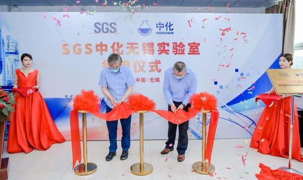 中化石油江苏有限公司总经理朱军先生（左）、SGS通标标准技术服务有限公司副总裁颜立新先生（右）出席投用仪式