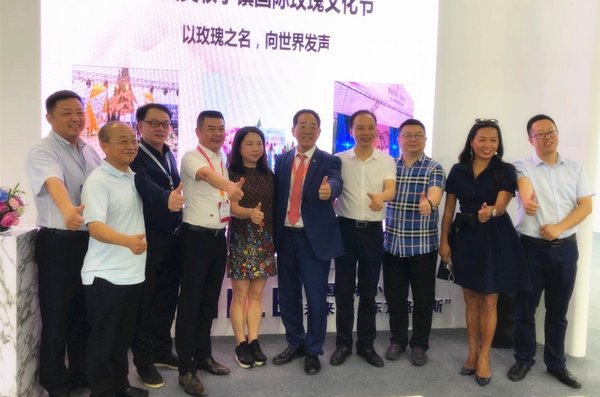 中国美容博览会组委会主席桑敬民（右五）莅临现场，为美妆小镇加油助阵