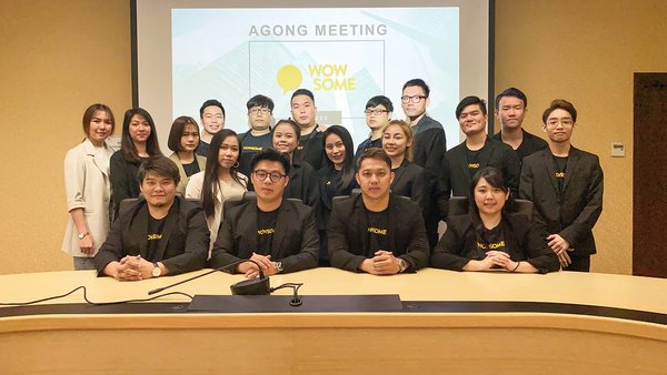 Co-founders of Wowsome Malaysia, Kevino Lim (front row, second from left) and Daniel Lim (front row, third from left) with the vibrant team
