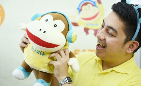 A Filipino online English teacher from 51Talk interacts with a Chinese student using the platform’s mascot named Max.