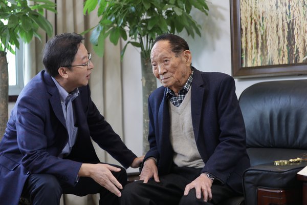 中国网总编辑王晓辉（左）对话共和国勋章获得者袁隆平（右）