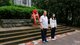 中共诸暨市委宣传部副部长俞燕（右）、上海市中共党史学会会长忻平（左）向纪念碑敬献花篮