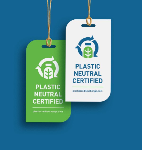 This badge communicates a company's commitment to recover, recycle, and reduce its plastic waste according to the Plastic Neutral Pact.