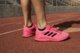 阿迪达斯推出新款Supernova跑鞋荧光粉配色