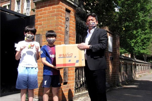 伦敦日本人学校的学生收到捐赠的口罩