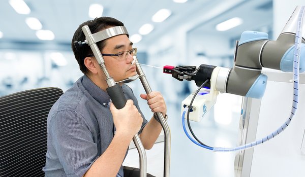 The Brain Navi Nasal Swab Robot helps to reduce staff-patient contact with highly infectious diseases at the point of testing by autonomously navigating and collecting patient’s samples. The robot automatically recognizes the patient's facial structure and the precise nostrils location to autonomously take the samples without the need of medical staff.