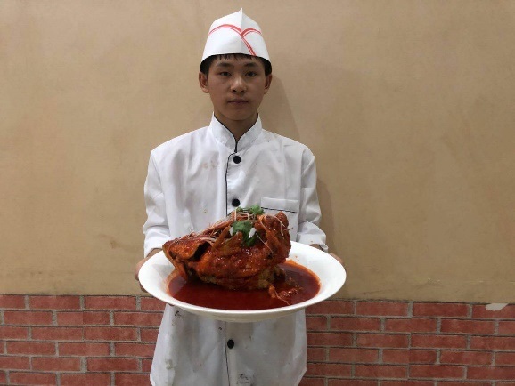 希望厨师刘超制作“锦鲤跃龙门”表达对李锦记与母校的感恩之情