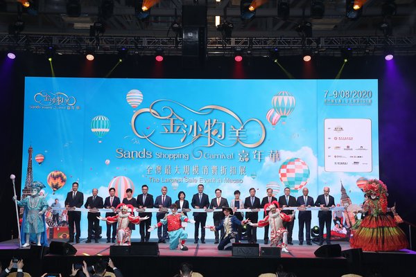 Guests of honour officiate the opening ceremony of the Sands Shopping Carnival Friday at The Venetian Macao’s Cotai Expo.