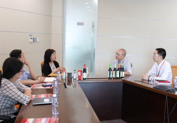 李锦记酱料集团中国区总裁张福钧（右二）与上海市消保委领导会谈