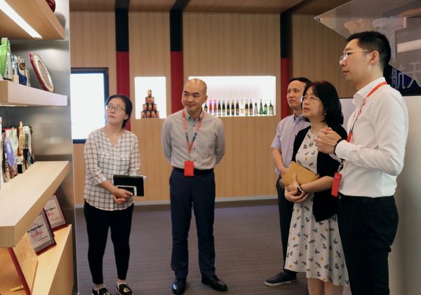 张福钧总裁（左二）陪同上海市消保委领导参观李锦记品牌展厅