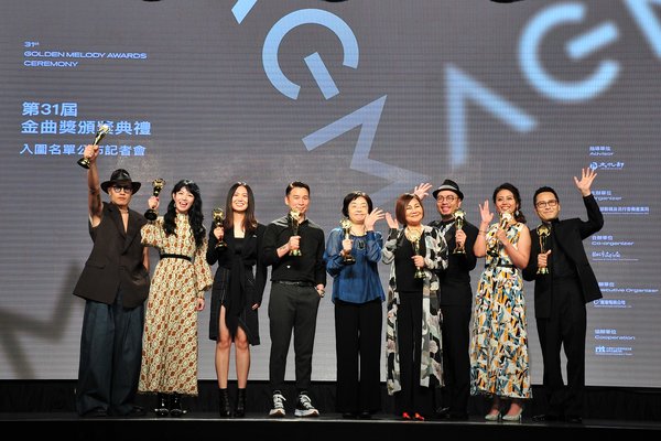 From the left: Hsuan Huang, Nana Lee, Shi Shi, Isaac Chen(Jury Chairman), Hsu Yi-chun(Director of Bureau of Audiovisual and Music Industry Development, Ministry of Culture), Emily Kuan and O-Kai Singers
