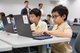 透过「一人一电脑」计划，基层家庭学童可随时随地进行网上学习。