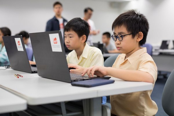 透過「一人一電腦」計劃，基層家庭學童可隨時隨地進行網上學習。