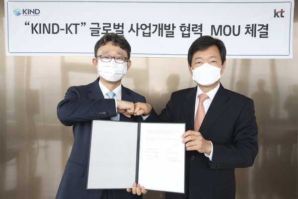 Park Yoon-Young, head of KT’s Enterprise Business Development Unit, and Hur Kyong-Goo, CEO of KIND, are taking photo during the signing ceremony held at KT’s headquarters in downtown Seoul on August 4.