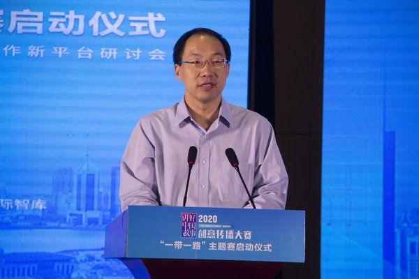 8月21日，2020“讲好中国故事”创意传播大赛“一带一路”主题赛在青岛胶州启动。图为当代中国与世界研究院院长于运全发表演讲。