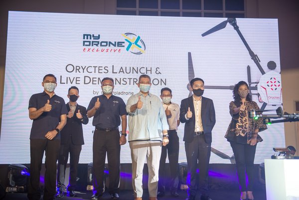 YB Dato' Saifuddin Abdullah (centre), Minister of Communications and Multimedia officiating the launch of Oryctes drone, with (from L-R) Mahadhir Abd Aziz, CEO of Futurise; Captain Chester Voo Chee Soon; CEO of the Civil Aviation Authority of Malaysia (CAAM); Datuk Isham Ishak, Secretary-General of the Ministry of Transport; YB Dato' Saifuddin Abdullah; Najib Ibrahim, CEO of Cyberview; Cheong Jin Xi, CEO of Poladrone; and Surina Shukri, CEO of MDEC.