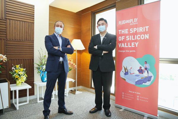 Mr. Worawat Pitayasiri, Senior Executive Vice President, Innovation and Digital, at PTT Public Company Limited with Mr. Shawn Dehpanah, Executive Vice President and Head of Corporate Innovation APAC Plug and Play Tech Center at PTT Plc Head Office