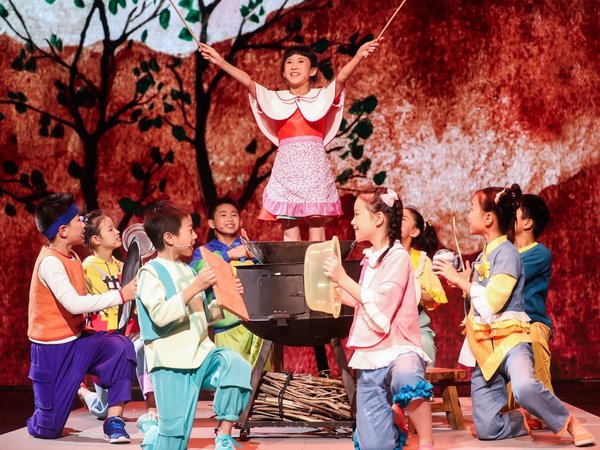 安徽潜山宝洁希望小学的孩子们表演儿童剧《小心愿》