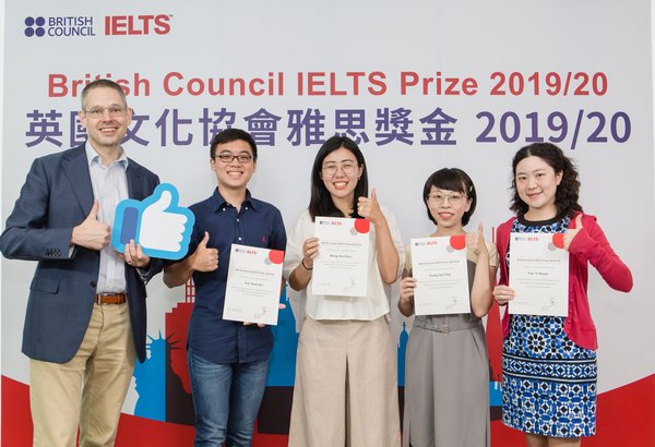 British Council Director Taiwan Ralph Rogers and 2019/20 IELTS Prize winners in Taiwan