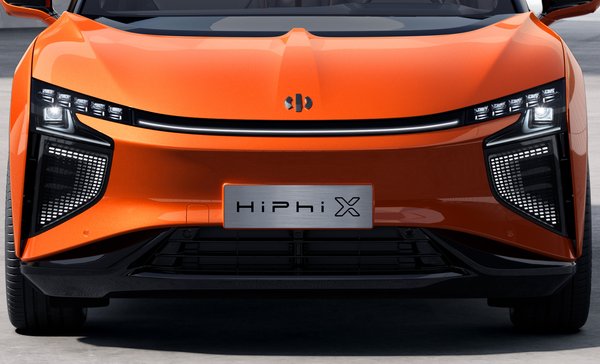HiPhi X utilizes a revolutionary liquid cooling system to efficiently remove excess heat. This ensures the car lights system continues to operate normally even with extreme external temperatures ranging from as low as -40 and high as 100 degrees Celsius.