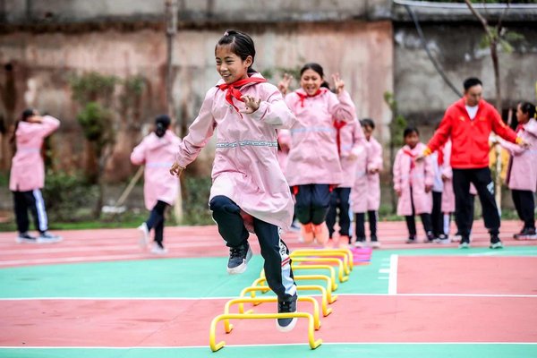 孩子们在安踏体育课上享受运动乐趣