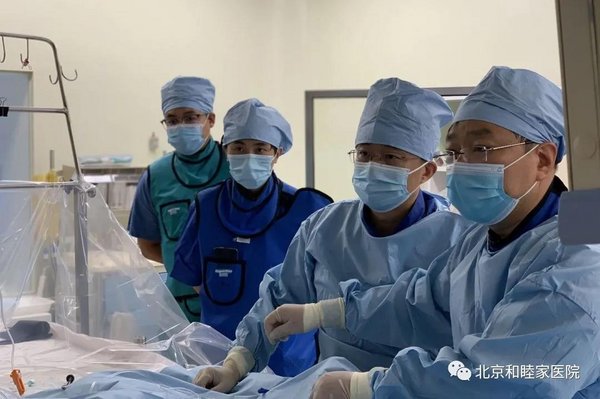 参与手术的北京和睦家医院心血管内科介入团队和心脏外科团队