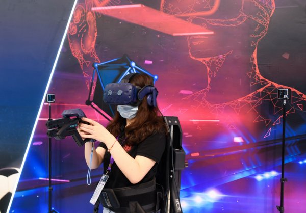 2020年9月11日，在中国东部浙江省宁波市举行的第十届智慧城市与智能经济博览会上，一名参观者正在通过5G设备体验虚拟现实游戏。