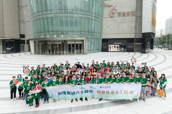 上海恒隆廣場的義工隊親手製作禮物，並分別帶領 受惠人士參觀博物館及抗疫展覽，以提升他們的防疫知識