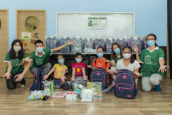 香港恒隆义工队为低收入家庭的学童准备实用开学包，包括上网手机卡、书包、口罩等，让他们以新的装备投入新学年