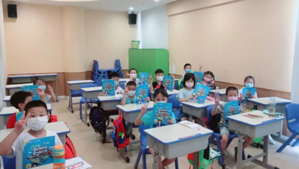 武汉新东方学校“阳光公益课堂”上，孩子们正在上英语课