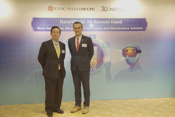 (左) 中信國際電訊CPC行政總裁李炳智先生及香港應用科技研究院行政總裁周憲本先生宣布推出一項共同研發的擴增實境（AR）解決方案 ──「DataHOUSE AR千里眼」 遠程維護服務，顛覆前線工程師的操作及維護流程。