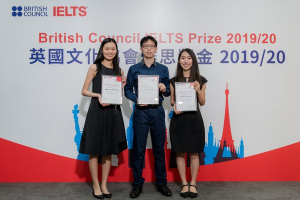 祝賀我們的2019/20年度本地IELTS Prize 得獎者(從左到右，第二名利卓盈、第一名胡耀庭及第三名李子寧）