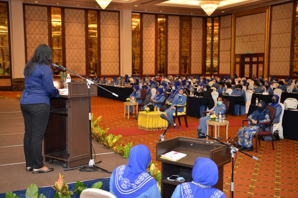 Sugee R Bhanoo, Head of Capabilities APAC, BAE Systems Applied Intelligence providing an overview of the ‘Gear up’ badge to esteemed members and guests at the Girl Guides Association Malaysia annual conference.