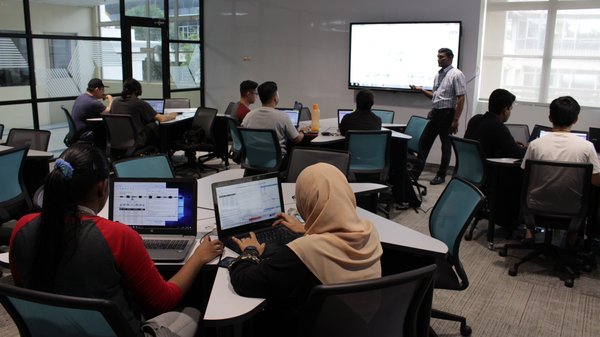 世纪大学通过谷歌课堂为学生提供“技术支持”的学习环境。