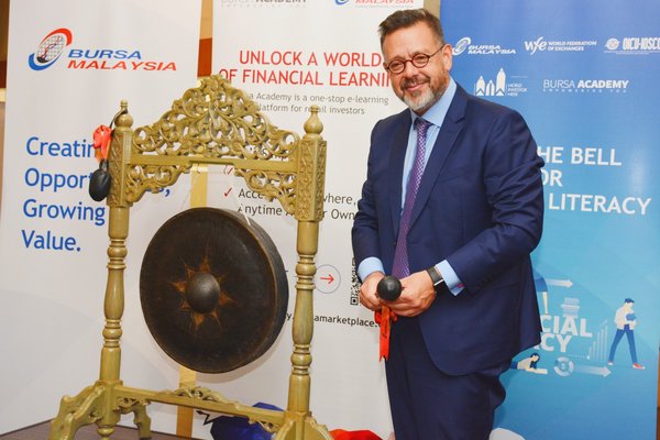 Datuk Muhamad Umar Swift, Chief Executive Officer of Bursa Malaysia hitting the gong to signify support for “Ring the Bell for Financial Literacy”